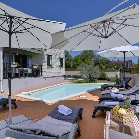 In Near & Pool Vila